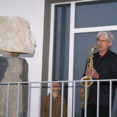 Martin Wiese bespielt auf dem Saxophon "Cosmea" während der Vernissage am 7. Mai 2010