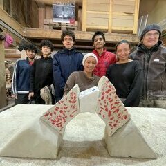 Das Team unter Teamleiter Martin mit ihrem farbig gestaltetem Bogen&sol; El equipo&comma; dirigido por Martin&comma; con su arco decorado con colores