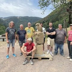 Das Team mit Tukan und Teamleiter des Wochenendprojekts Das Team mit Tukan und Teamleiter des Wochenendprojekts