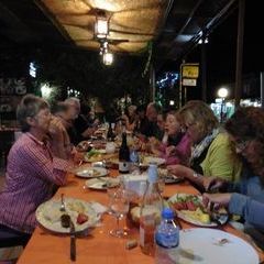 Eines der vielen gemeinsamen Abendessen im Dorf, hier im Restaurant Tlos