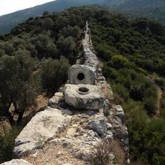 Die antike römische Druckwasserleitung in massivem Kalkstein - 2000 Jahre alt