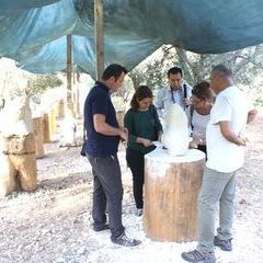 Das Museumsteam aus Andriake begutachtet die Steinwerke für die Zertifizierung