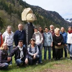 Die 13 KursteilnehmerInnen vom Kurs K1-16 mit der Skulptur Cosmea II