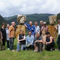 Die Kursteilnehmer vom Kurs K2-16 mit den Skulpturen "Philemon" und "Baucis"