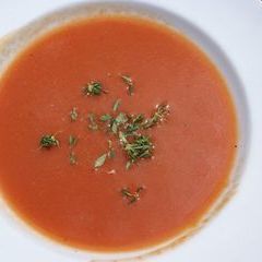 Tomatensuppe mit frischem Thymian am Samstag Mittag als Vorspeise