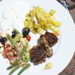 Salat Nicoise, Ofenkartöffelchen und Bulletinos als Hauptgang am Samstag Mittag