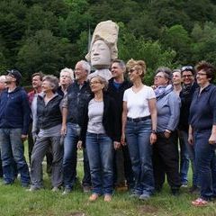 Die Kursteilnehmer vom Kurs K3-16 mit der Skulptur "Grandezza"