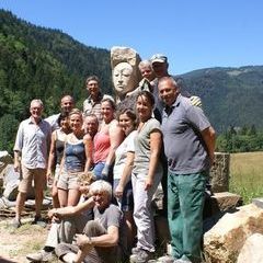 Die Kursteilnehmer vom Kurs K4-16 mit der Skulptur "Himmelstänzerin" mit Kursleiter