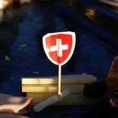 Währenddessen erblickt auf dem Altar ein Schweizer Buffet das späte Licht des Schwarzwaldes