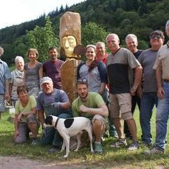Die 13 Kursteilnehmer vom Kurs K5-16 mit der Skulptur "Amazone"