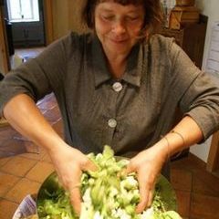 Einmal kräftig durchgewalkt: Köchin Christine bei der Salatzubereitung