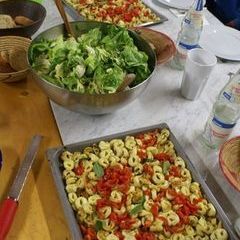Gebackene Tortellini mit Tomate, Knoblauch, Chili und Salat