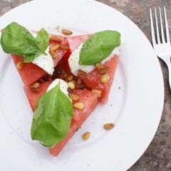 Sonntag Mittag: Wassermelone mit Büffelmozarella, gerösteten Pinienkernen und Basilikumdressing
