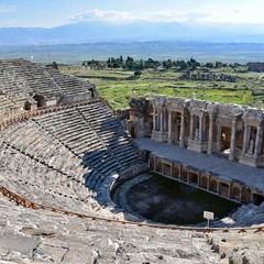 Das relativ gut erhaltene bzw. wieder hergestellte römische Amphitheater in Hierapolis.