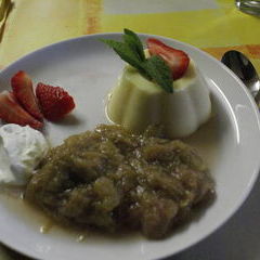 Samstag Mittag: Desservariationen: Vanillepudding, Rharbarbermus und Erdbeeren mit Sahne.