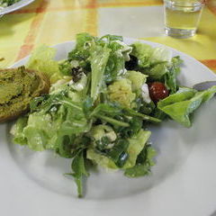 Sonntag Mittag: Grosser Salat und selbstgemachte Kräuterbutter mit Brot aus dem Ofen.