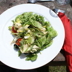 Sonntag Mittag: Bunter Salat mit Schafskäse und Oliven