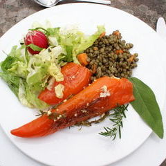 Sonnatg Mittag: Vorspeise Gebratene Paprika mit Schafskäse gefüllt und Linsensalat