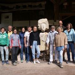 Die Kursteilnehmer von Kurs K6-18 mit der Skulptur Kalypso