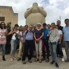 Die Teilnehmer der BildhauerReise M2-18 vor der Skulptur in maltesischem Kalkstein