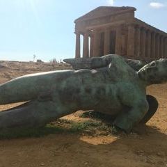 Kurzer Stopp bei den griechischen Tempeln in Agrigento mit einem modernen Ikarus aus Bronze
