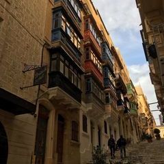 Die Rückseite des British Hotel in Valletta mit den typischen Erkern