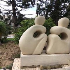"Gossiping" Arbeit des Bildhauers Joe Xuereb in Victoria