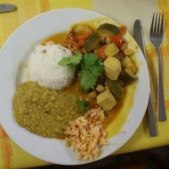 Sonntag Mittags Hauptgericht: Indisches Currygericht mit Gemüse, Dal und scharfem Cocos mit Reis