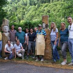 Die Kursteilnehmer des Kurses K3-19 mit den Skulpturen Polifemo und Galatea
