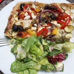 Sonntag Mittag am Altar: Pizza auf Mürbeteig ohne Ei mit grünem Salat
