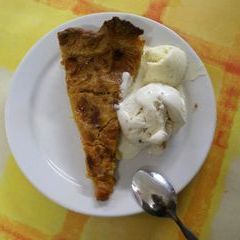 Sonntag Mittag: Zum Nachtisch eine selbstgebackene Aprikosentarte mit Vanilleeis