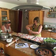 Während der Steinarbeit im Aussenbereich arbeiten die Köchinnen Christine und Birgit an der mittäglichen Versorgung