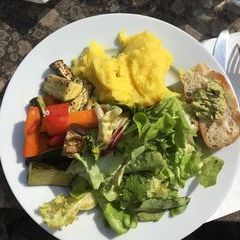 Kartoffelstampf, gegrilltes Gemüse und Salat