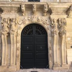 Eines der vielen ausgestalteten Eingangsportale in Lecce.