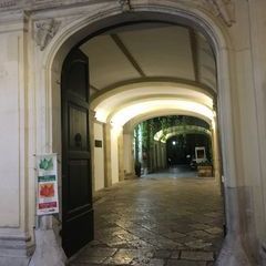 Der Eingang des Palazzo Rollo.