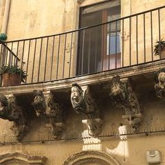 Konsolskulpturen eines der vielen Balkone in Lecce.