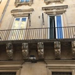Konsolskulpturen eines der vielen Balkone in Lecce.