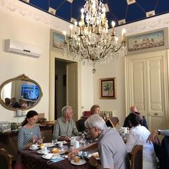 Frühstück im großen Salon des Palazzo.
