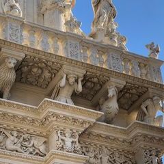 Detail der prunkvollen barocken Fassade der Basilika Santa Croce.