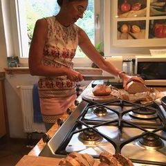 Während in der Küche von Köchin Gertrud das Brot geschnitten wird, ...