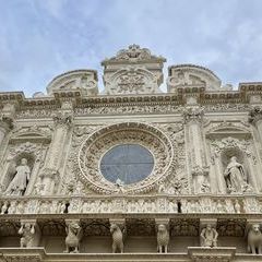 Die imposante bildhauerisch gestaltete Fassade der Kathedrale Santa Crozze in Lecce.