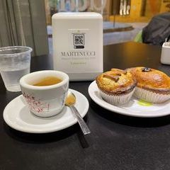 Beliebtes Café um die Ecke: Martinucci mit den landestypischen pasticcioti leccesi.