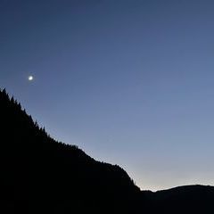 Silhouette des Schauinsland mit aufgehendem Mond
