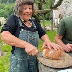 Köchin Christine schneidet das Brot an...