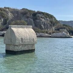 Der berühmte unter Wasser stehende lykische Sarkophag