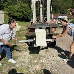 Zunächst werden viele der großen Kalksteinblöcke kleiner gesägt. Da ist Teamgeist gefordert ;-)