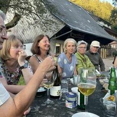 Und schon sitzt man am ersten Abend beieinander. Socializing!