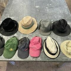 Für das sonntägliche Outdoor Mittagessen bei angehmeren Temperaturen gibt es eine Auswahl von Kopfbedeckungen aus dem Fundus des Ateliers :-)