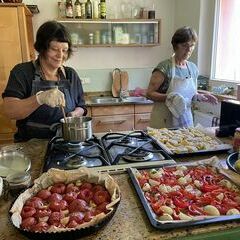 Christine und Sous Köchin Renaade bei der Präparation des sonntäglichen Mittagessens.
