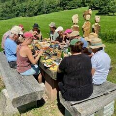 Hier werden die Kräfte reaktiviert für das finale Steineklopfen und -schleifen am Sonntag Nachmittag.